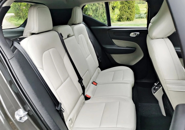 Volvo XC 40 cena 116800 przebieg: 122000, rok produkcji 2019 z Świdnica małe 742
